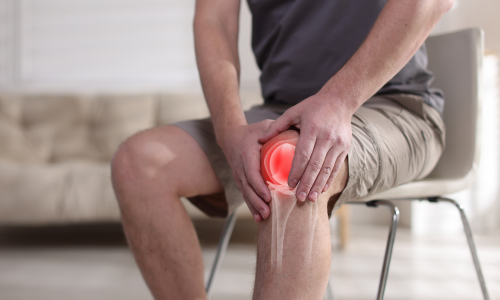 Ilustrasi seseorang mengalami nyeri pada lutut akibat cedera atau osteoarthritis.